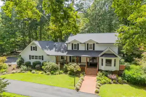 Charming Country Estate with Modern Farmhouse Style