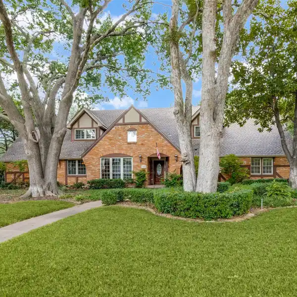 INVITING HOME IN DALLAS' PRESTIGIOUS PRIVATE SCHOOL CORRIDOR