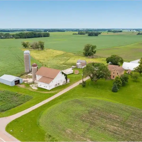 CHARMING EIGHT-ACRE COUNTRY PROPERTY