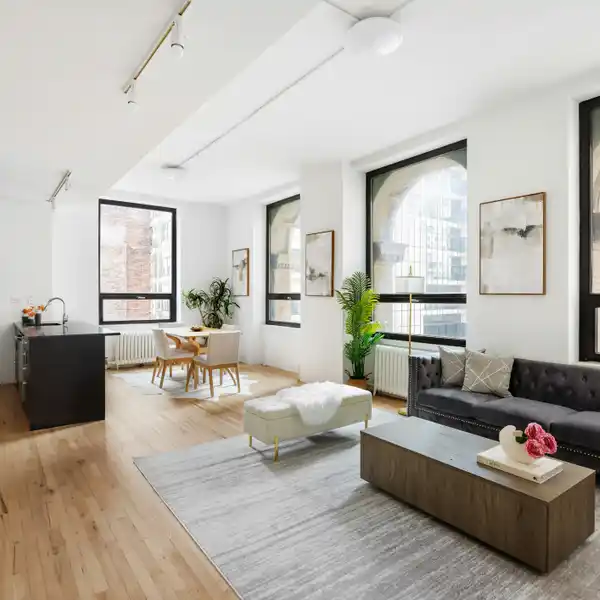 MASTERFUL DOWNTOWN PENTHOUSE WITH PRIVATE OUTDOOR ROOFTOP