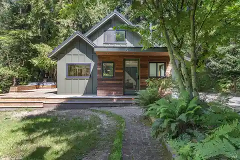 Peaceful Creekside Retreat