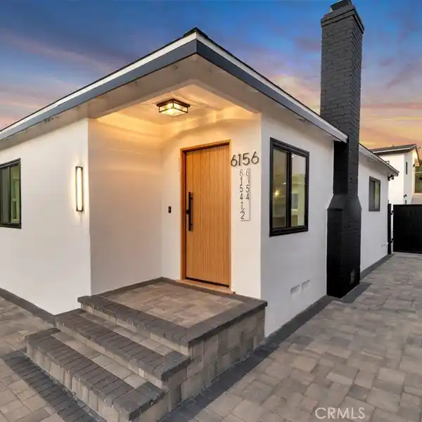 REMARKABLE PROPERTY WITH TWO-STORY ACCESSORY UNIT