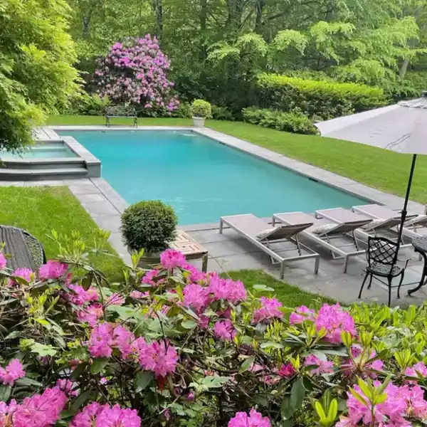 BEAUTIFUL EAST HAMPTON HOME WITH POOL AND SPA