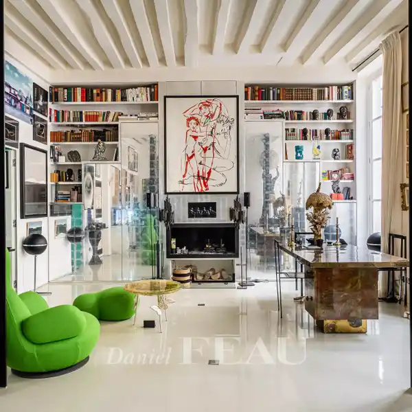 ELEGANT DUAL-ASPECT APARTMENT METICULOUSLY RENOVATED THROUGHOUT