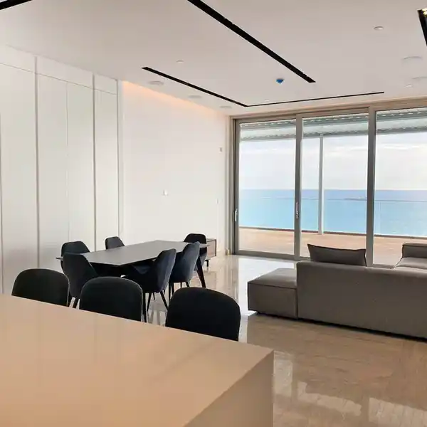ULTRA PRESTIGIOUS SEAFRONT PENTHOUSE