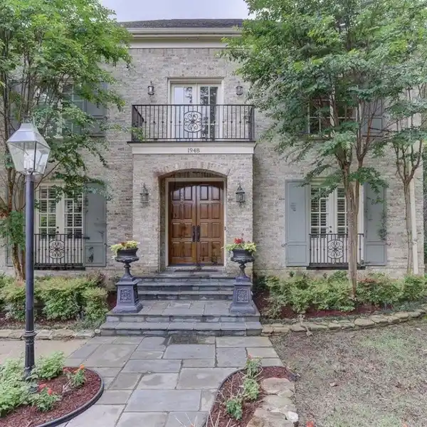 CUSTOM BEAUTY IN A GATED COMMUNITY