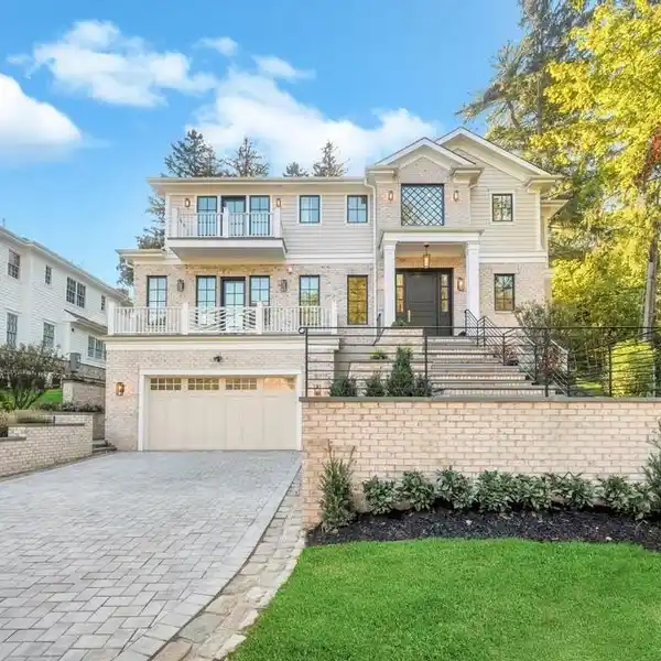 NEW CONSTRUCTION RESIDENCE IN A PRIME LOCATION