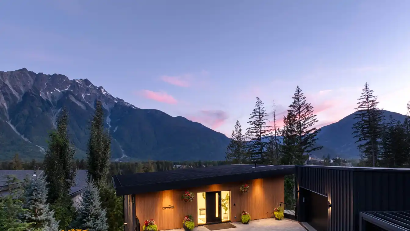 Exquisite Mountain Estate with Resort-style Amenities Near One of Canada’s Top Golf Courses