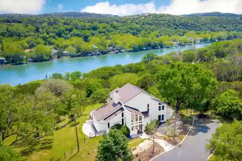 Private Retreat with Panoramic Lake Views