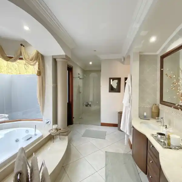 ELEGANT FAMILY HOME WITH MULTIPLE LOUNGES