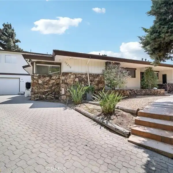 MODERN FEEL WITH A TWIST OF MID CENTURY