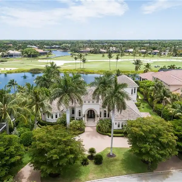 CAPTIVATING GREY OAKS PROPERTY