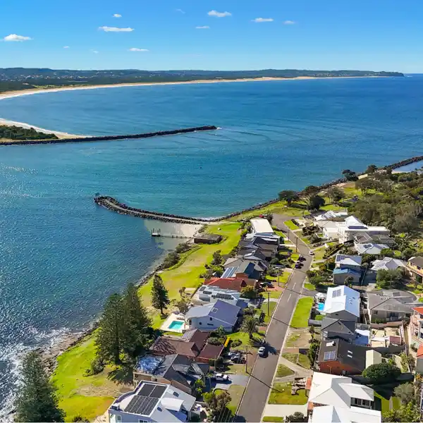 A COASTAL HAVEN WITHIN THE DRESS-CIRCLE ENCLAVE OF DIAMOND CLOSE