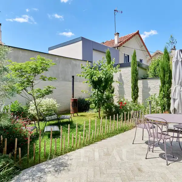 NEARLY NEW ARCHITECT-DESIGNED HOME