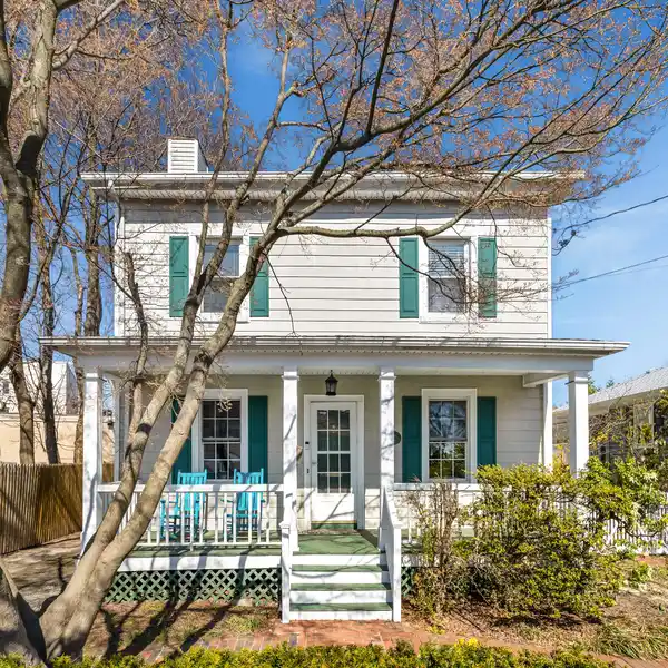 URBAN CONVENIENCE WITH SUBURBAN CHARM