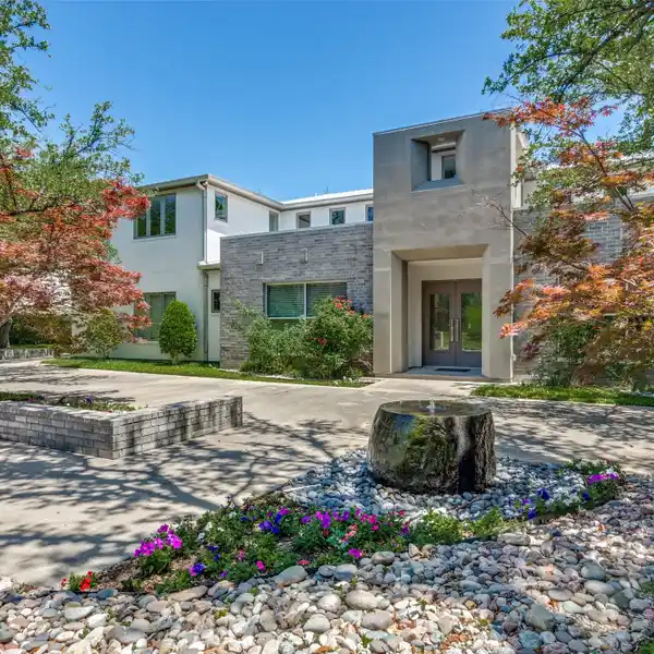 EXQUISITE HOME IN SOUGHT-AFTER BENT TREE