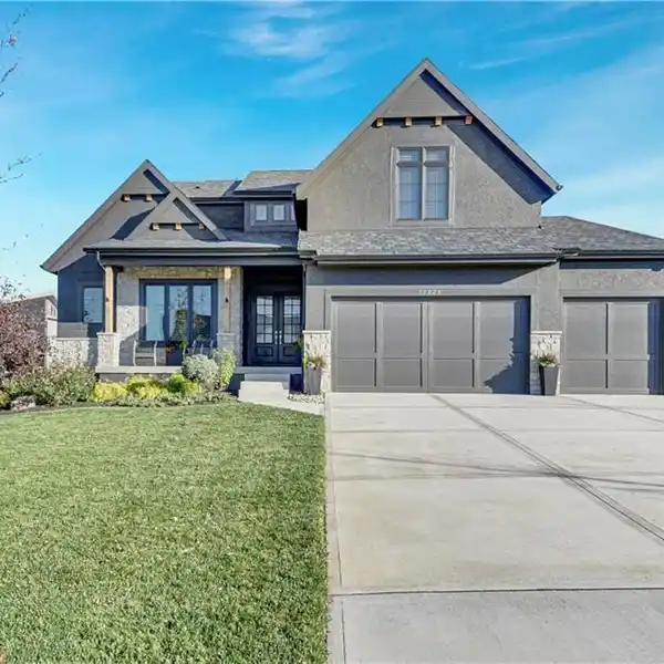 NEARLY NEW HOME BLENDING LUXURY AND FUNCTIONALITY