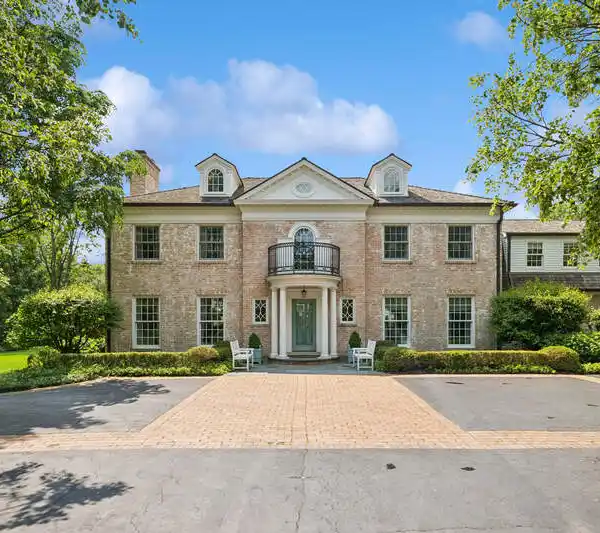 ELEGANT COLONIAL WITH SHOWSTOPPING OUTDOOR LIVING