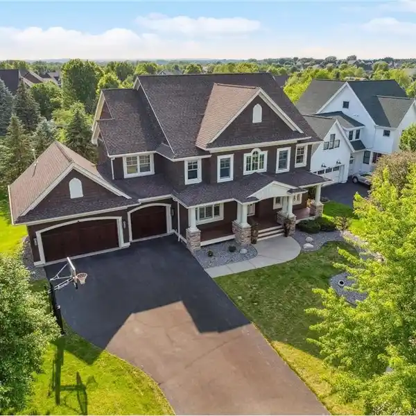 STUNNING PREMIER HOME IN IDEAL COMMUNITY