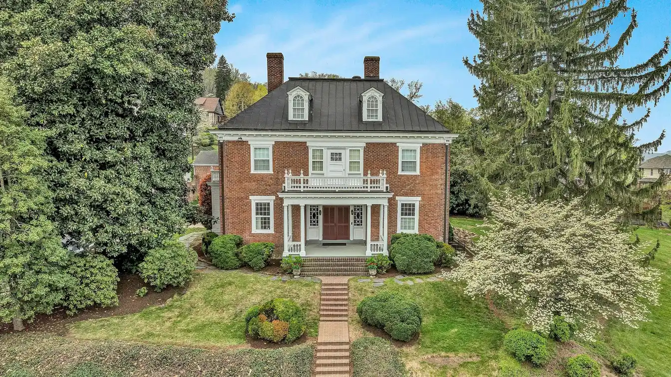 Timeless Roanoke Beauty on Triple Lot