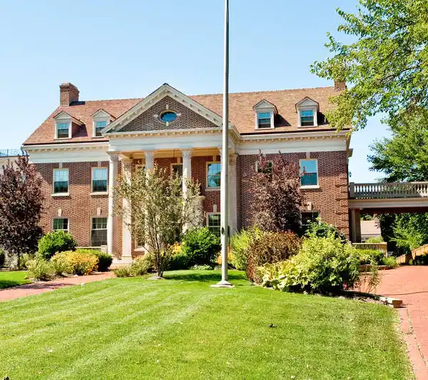 BLEND OF TIMELESS ELEGANCE AND MODERN LUXURY