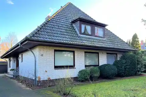 Hipped-roof Villa in a Sought-after Residential Area