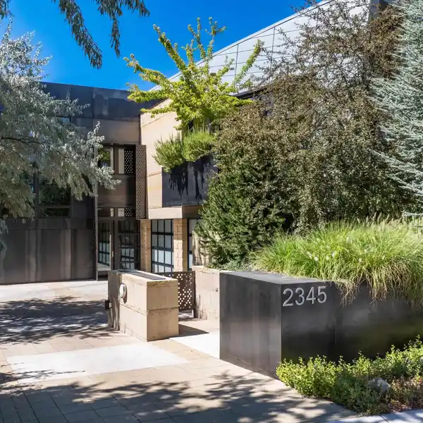 ARCHITECTURALLY SIGNIFICANT HOME IN BEAUTIFUL NATURAL SURROUNDINGS