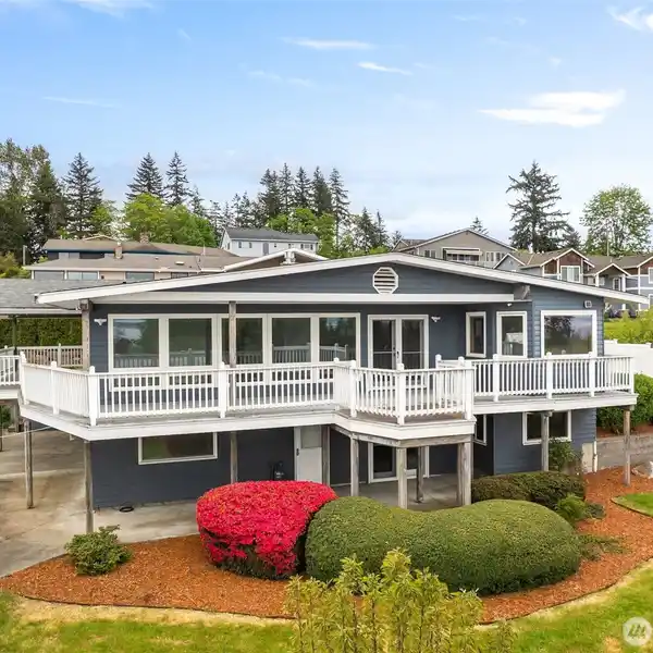 VERSATILE HOME WITH ACCESSIBLE MIL AND VIEWS