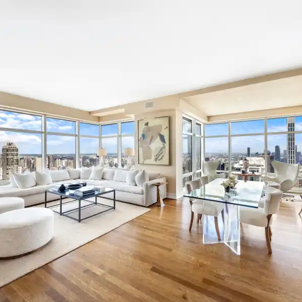 MINT-CONDITION CORNER RESIDENCE