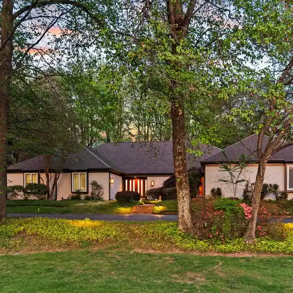 THOUGHTFULLY REIMAGINED CUSTOM CONTEMPORARY HOME