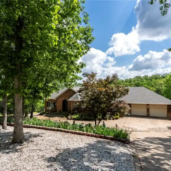 BEAUTIFUL LAKEFRONT HOME IN BELLA VISTA