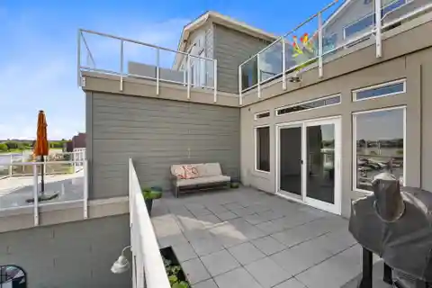 Single-Level End Unit Condo in the Moorings at Columbia Point