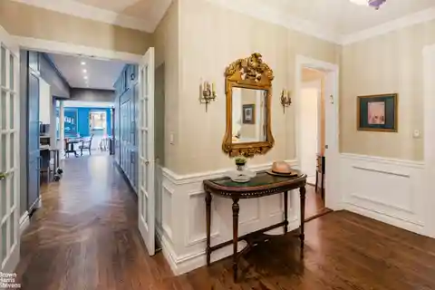 Exquisitely Renovated Apartment in the Linden House