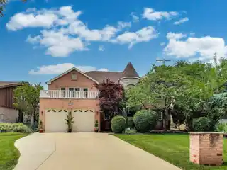 Stylish River Forest Living with Open Plan