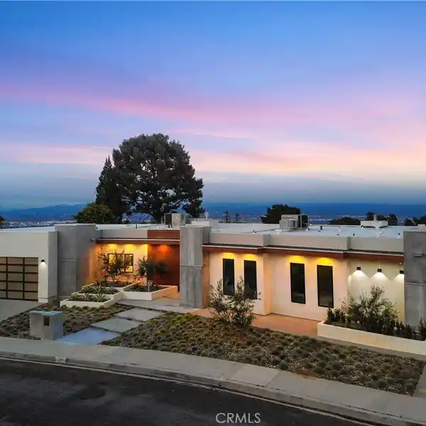EXQUISITE MODERN CONTEMPORARY WITH BREATHTAKING VIEWS
