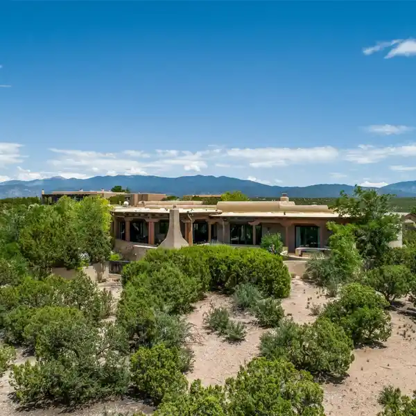 METICULOUSLY MAINTAINED SUNDANCE ESTATES RESIDENCE