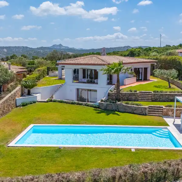ELEGANT VILLA WITH POOL IN A REFINED COMMUNITY