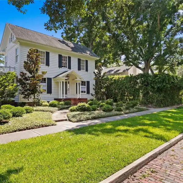 OLD NORTHEAST CRAFTSMAN-STYLE DUPONT HOME