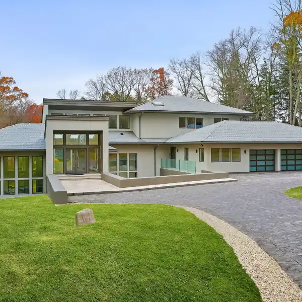 ULTRA-CHIC LIVING IN THIS STYLISHLY REIMAGINED HOME