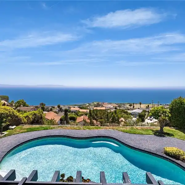 INCREDIBLE HOME WITH STUNNING VIEWS