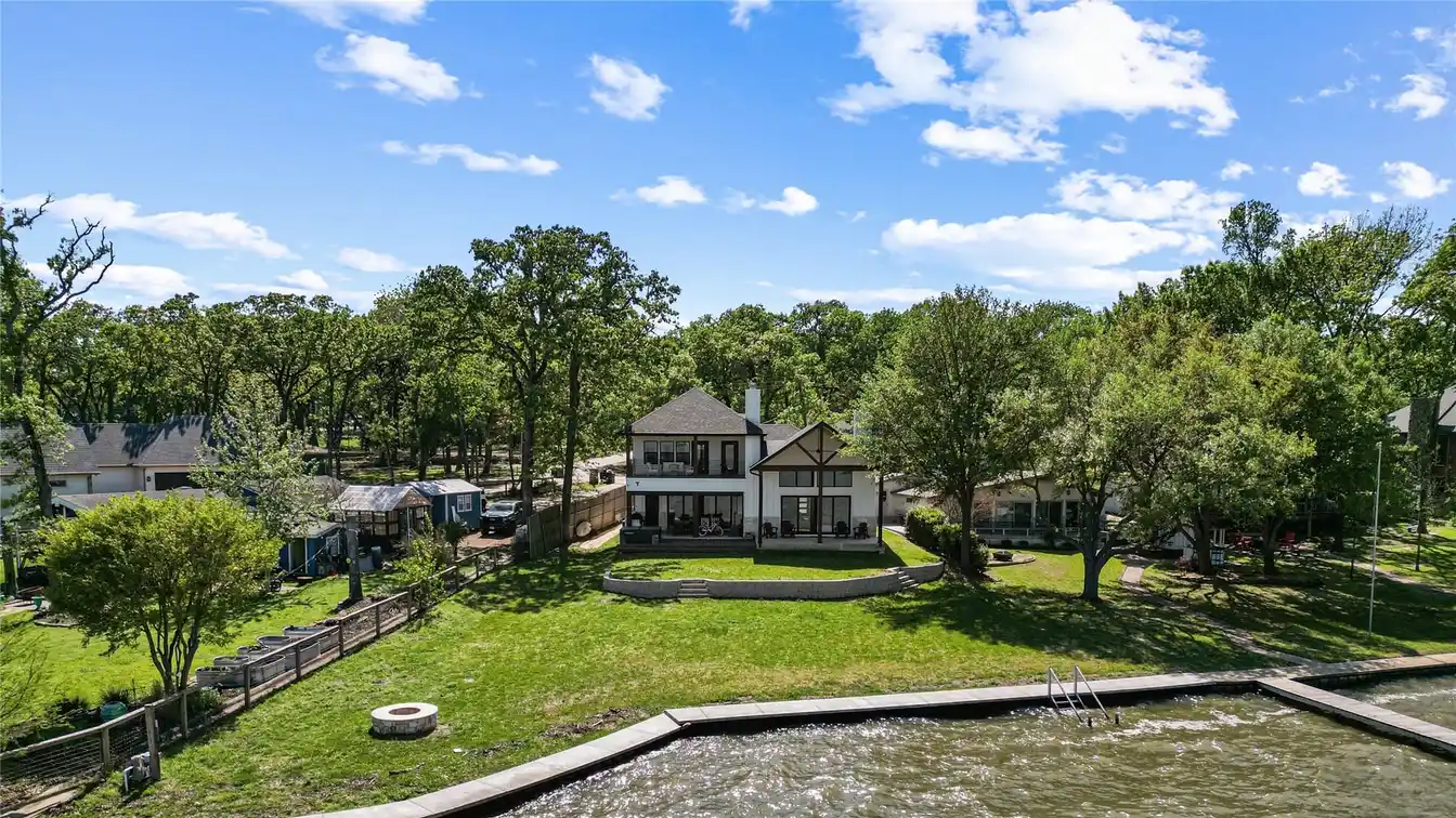 Modern Luxury Lakefront Retreat on Open Water