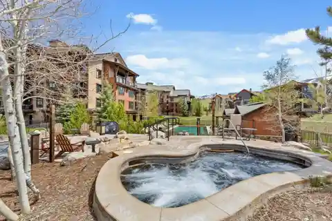 Top-floor Ski Condo in Trailhead Lodge