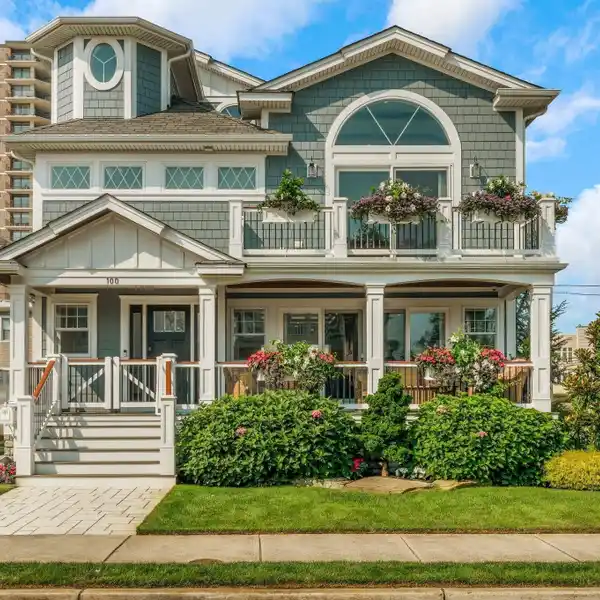 STUNNING CORNER BEACH BLOCK PROPERTY