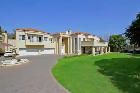 Luxurious Comfort - Bold Architecture - Perfect Location.