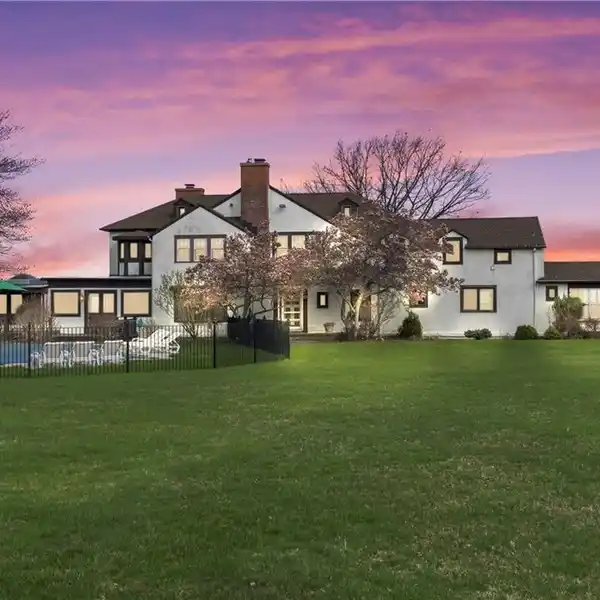 TRANQUIL AND LUXURIOUS LAKEFRONT ESTATE