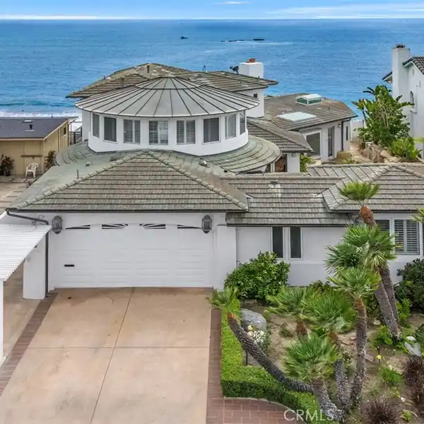 STUNNING OCEANFRONT ESTATE WITH PANORAMIC VIEWS