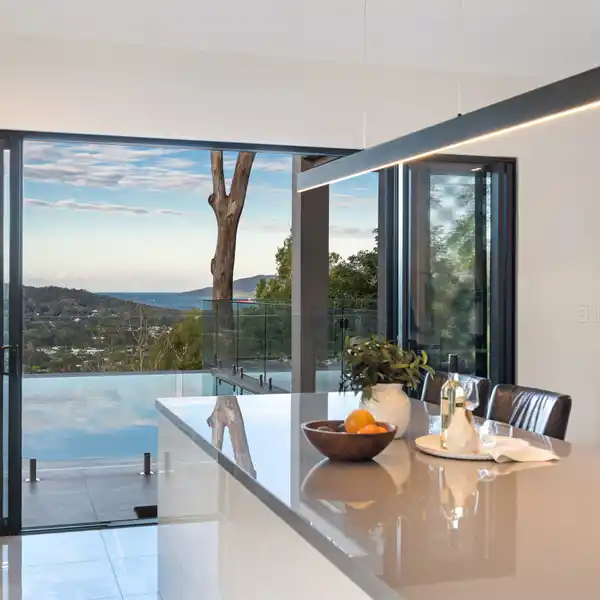 STRIKING CONTEMPORARY RESIDENCE