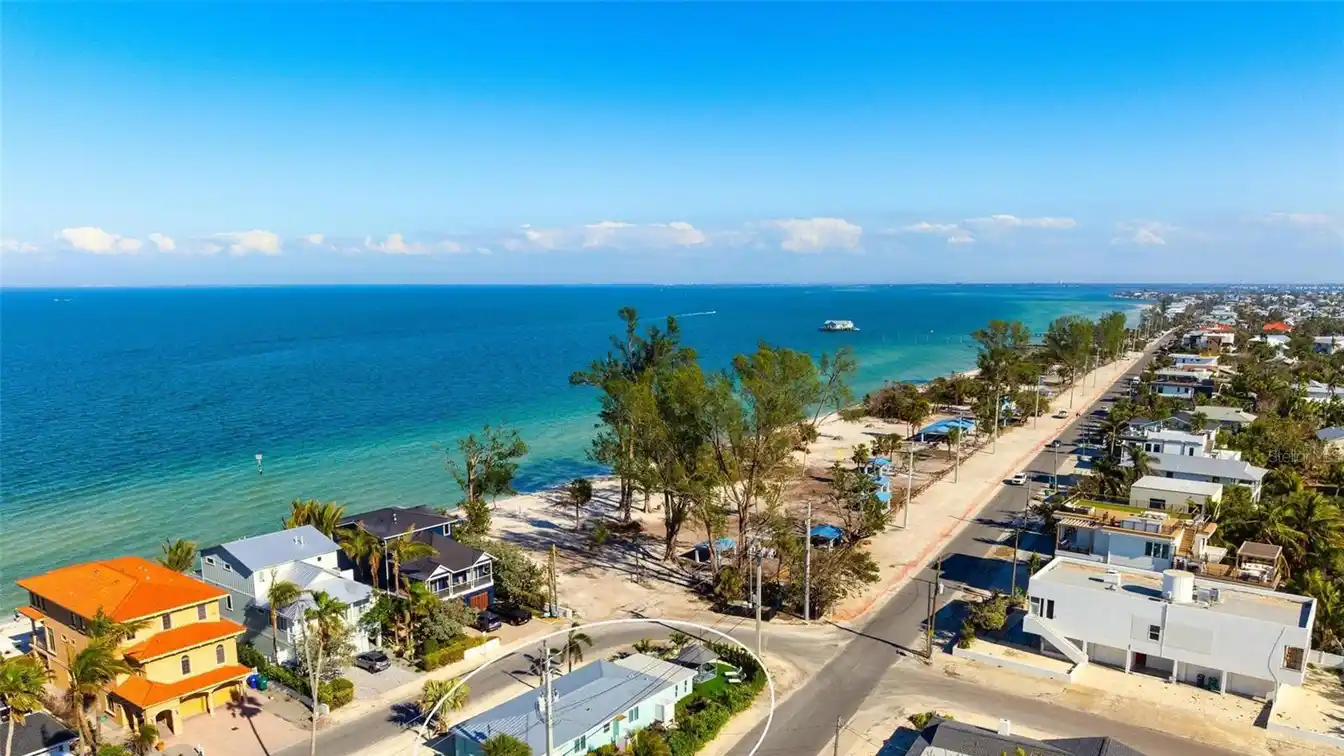Turnkey Furnished Cottage on the North End of Anna Maria Island