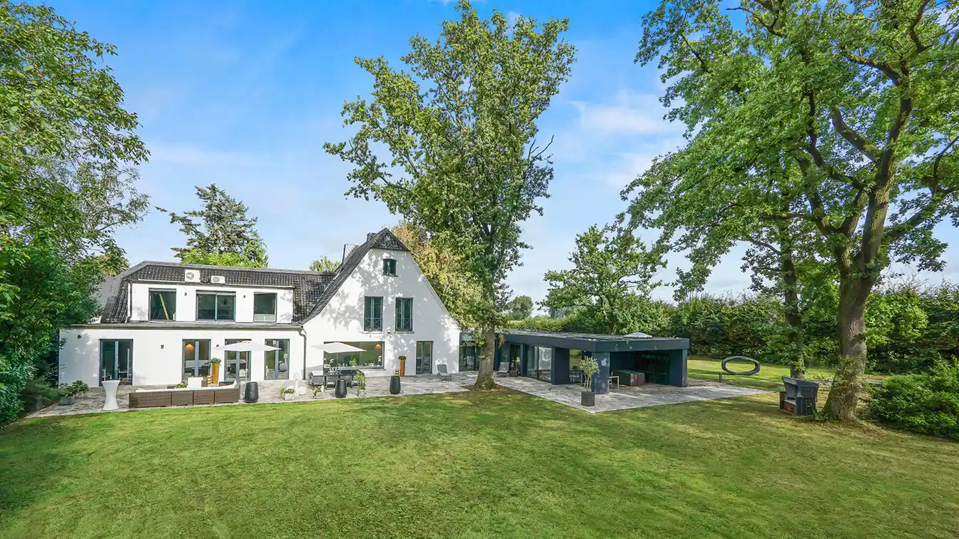 Living on the Rhine Dam - Exclusive Villa on Secluded Park Land