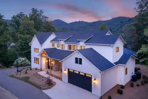 New Custom Home in Thoms Estate